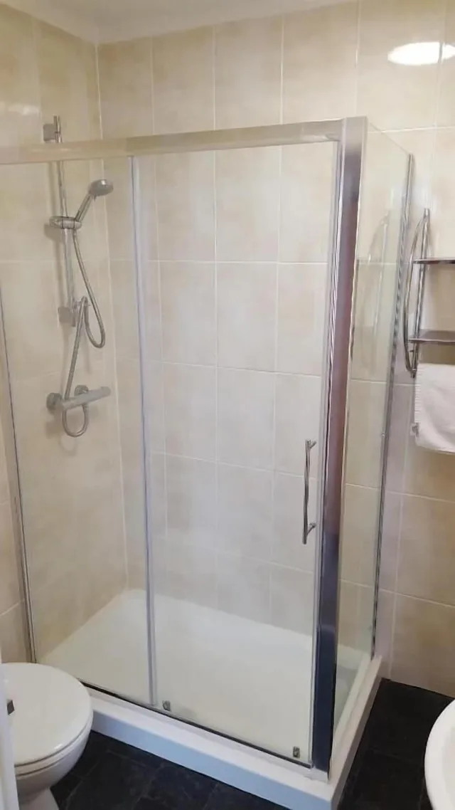 غرفة عائلية بسرير مزدوج وسرير بطابقين، Medehamstede Hotel 4/4