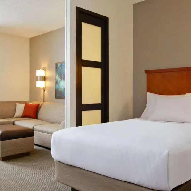 غرفة بسرير كينج مع أريكة، Sonesta Select Atlanta Duluth 9/14