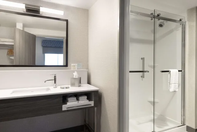 جناح بسرير كينج لذوي الإعاقة، Hampton Inn & Suites St. Charles Old Town Area, MO 2/2
