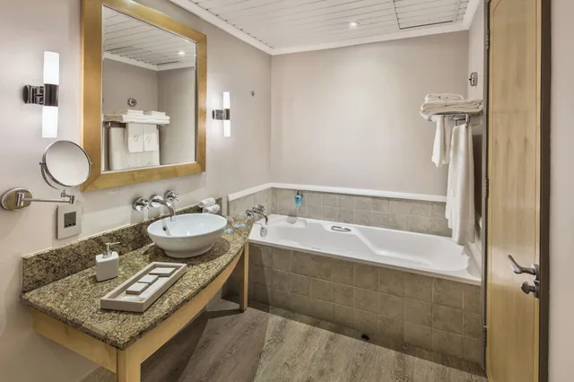 غرفة كلاسيكية بسرير كينج، Le Suffren Hotel and Marina 5/5