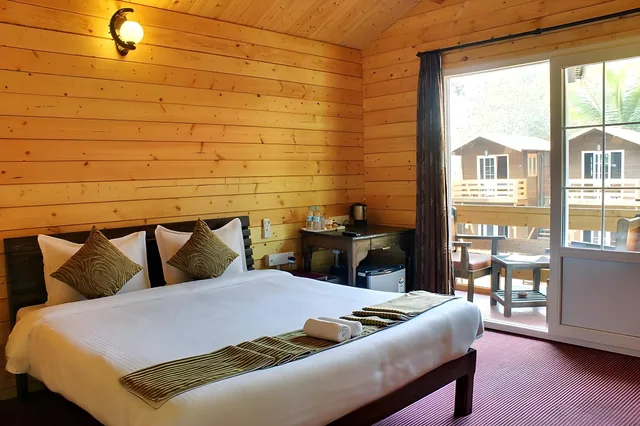 Super, Swiss, Deluxe, Cottage، La Vie Woods 3/3
