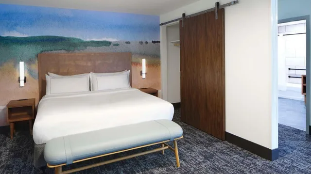 غرفة بسرير كينج مع أريكة بمطبخ صغير لذوي الإعاقة، Rivers Edge Hotel Portland Tapestry Collection by Hilton 1/2