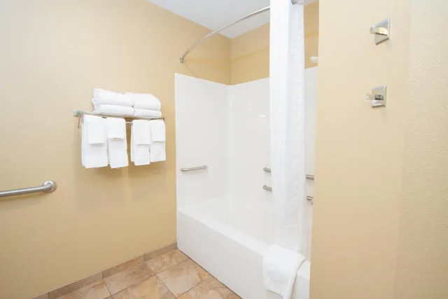جناح بسريرين مزدوجين لذوي الإعاقة، Candlewood Suites Minot 7/7