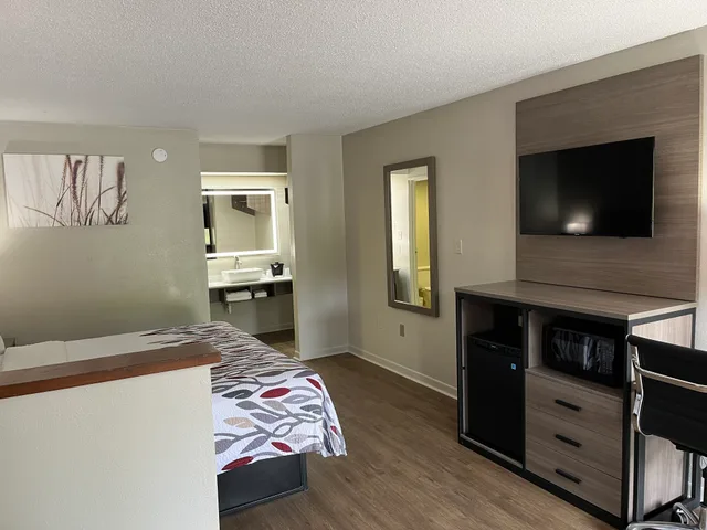 غرفة سوبيريور بسرير مزدوج، Red Roof Inn & Suites Monroe, NC 3/3