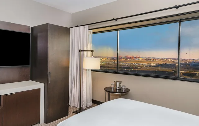 Room, 2 Double Beds, Runway and Port View، DoubleTree by Hilton Hotel Newark Airport 2/3