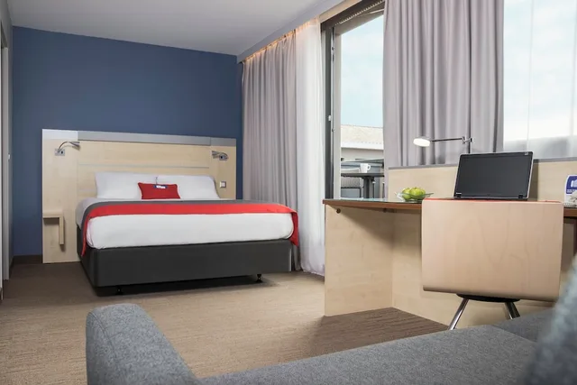 جناح بسرير كوين بشرفة، HOLIDAY INN EXPRESS TOULOUSE AIRPORT 2/6