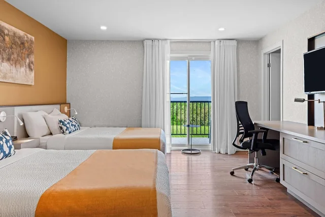 Room, 2 Queen Beds, Garden Side, Balcony، Days Inn by Wyndham Riviere-Du-Loup 2/4