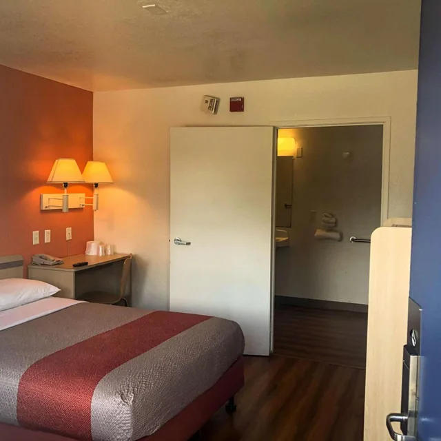 1 Full Bed - Micfridge, Motel6 Jacksonville, FL - Orange Park 10/10