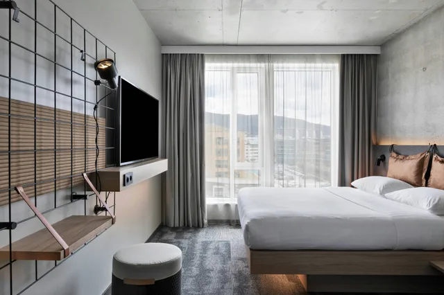 Room, Queen Bed, Moxy Bergen 1/1