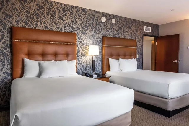 جناح بسريرين كوين بغرفتين مع أريكة في طابق مرتفع، Drury Plaza Hotel Broadview Wichita 2/4