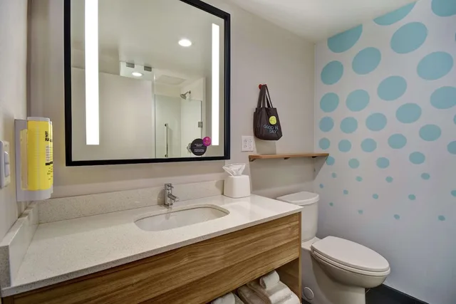 غرفة بسريرين كوين بحوض استحمام، Tru By Hilton Syracuse-Camillus 3/4