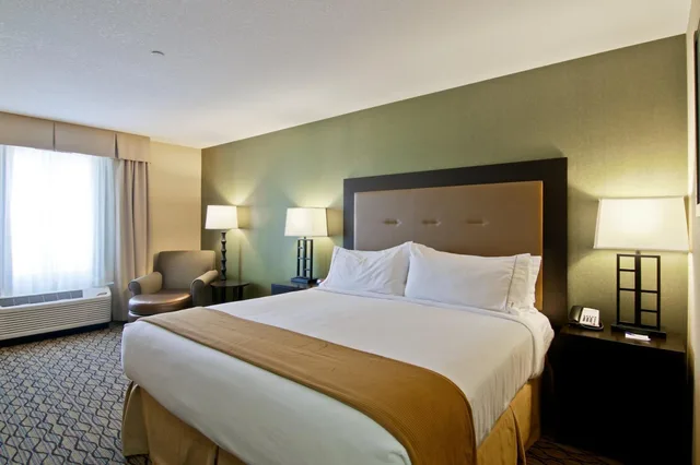 غرفة قياسية بسرير كينج، Wingate by Wyndham Fort Saskatchewan 2/10
