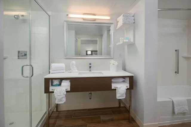 جناح بسرير كينج بشرفة مع أريكة، Hampton Inn & Suites Scottsdale On Shea Blvd 2/2