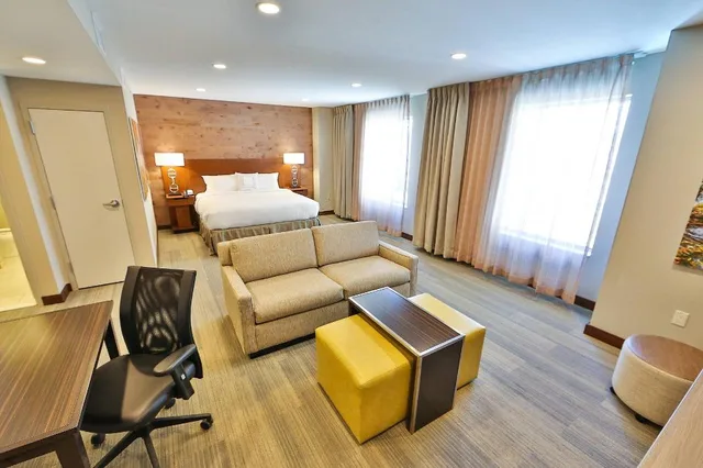 جناح ديلوكس بسرير كينج مع أريكة، Fairfield Inn And Suites Savannah Midtown 3/4