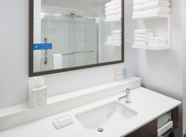 غرفة قياسية بسرير مزدوج، Hampton Inn Suites Phoenix Downtown 2/2