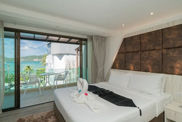 غرفة ديلوكس ثلاثية بسرير كينج وسرير فردي بإطلالة على البحر بشرفة، Destinaation Patong Boutique By The Sea 2/7