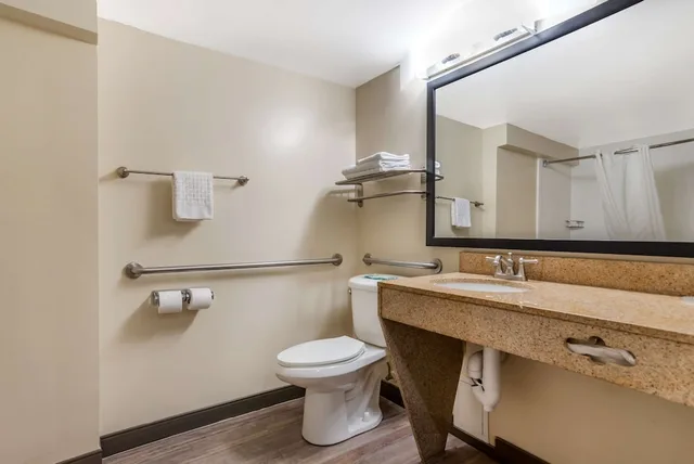 غرفة قياسية بسرير كينج لذوي الإعاقة، Best Western Oak Manor 3/3