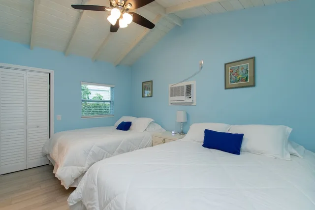 كوخ بسريرين كوين، Sunset Cove Beach Resort 1/6