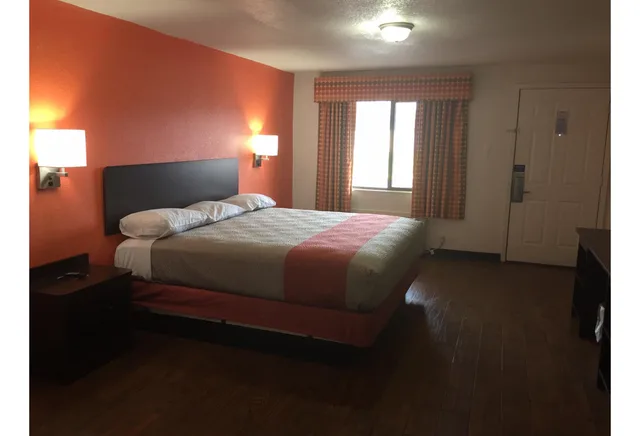 1 King Bed - Non-Smoking, Micfridge, Motel6 Waco, TX 1/5
