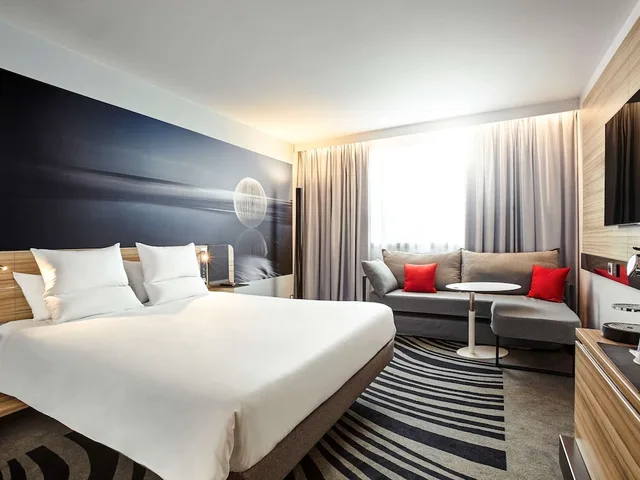 غرفة سوبيريور بسريرين منفصلين وسرير كوين مع أريكة، Novotel London Waterloo 7/10