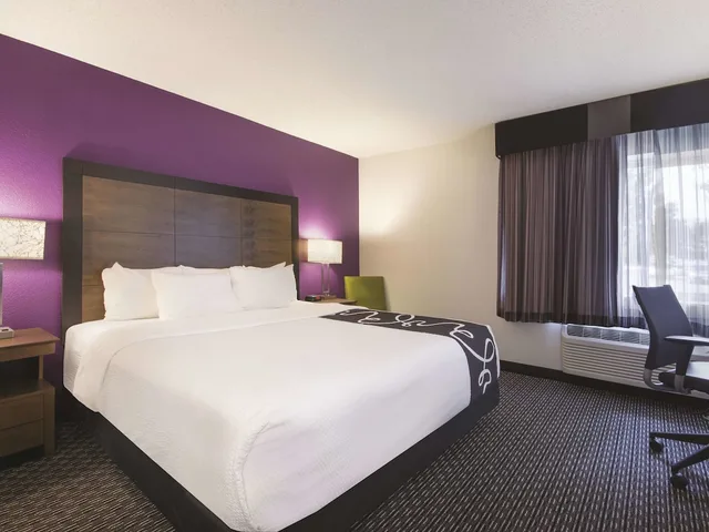 جناح ديلوكس بسرير كينج مع أريكة، La Quinta Inn & Suites by Wyndham Hartford - Bradley Airport 1/6