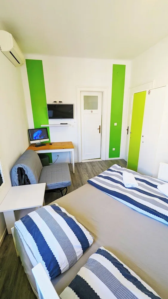 غرفة بسرير مزدوج بحمام خاص، Croparadise Hostel 1/3