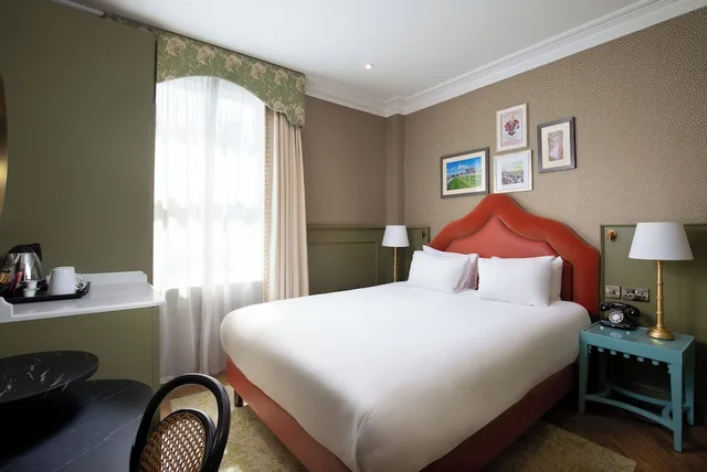 غرفة بسرير كوين، Elmbank York, Tapestry Collection by Hilton 1/7