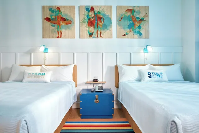 غرفة قياسية بسريرين كوين بإطلالة على المسبح لذوي الإعاقة، Universal's Endless Summer Resort - Surfside Inn and Suites 3/5