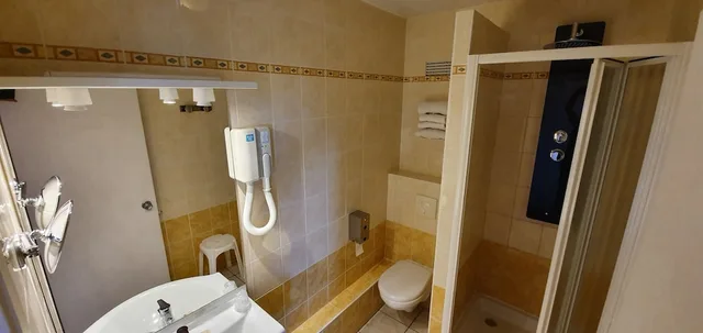 غرفة كلاسيكية بسرير مزدوج أو سريرين منفصلين بإطلالة على البحر، HOTEL WINDSOR 3/4