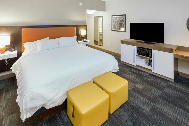 غرفة بسرير كينج، Hampton Inn & Suites Morgantown / University Town Centre 3/3