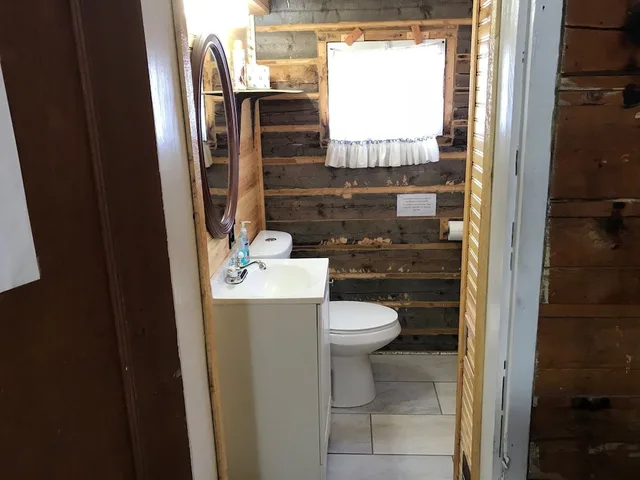 كابينة ملكية بفراش فوتون وسريرين كوين، Grandview Cabins & RV Resort 1/2