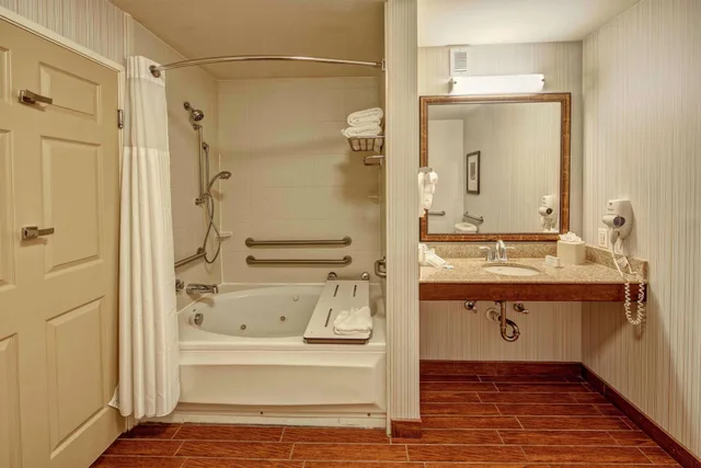 جناح بسرير كينج بجاكوزي لذوي الإعاقة، Hilton Garden Inn Minneapolis Eden Prairie 1/1
