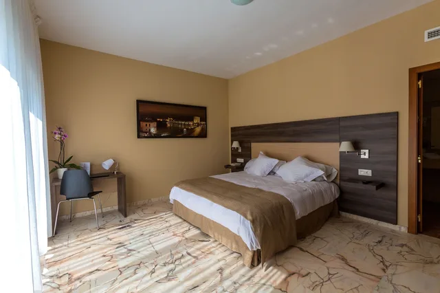 غرفة بسريرين منفصلين بشرفة، Hotel Finca Los Abetos 3/10
