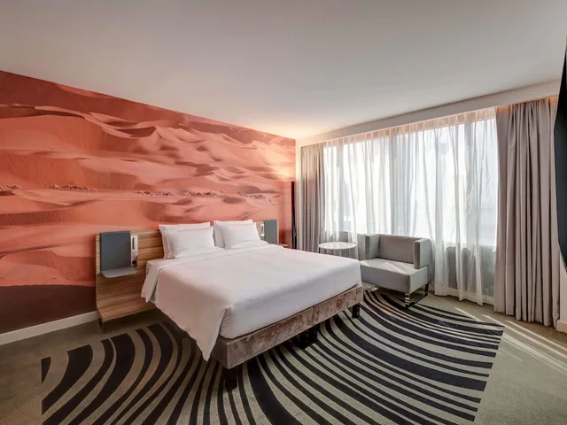 غرفة قياسية بسرير مزدوج بإطلالة على المدينة، Novotel Sharjah Expo Centre 5/10