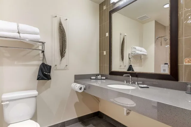 غرفة قياسية بسريرين كوين بإطلالة على الحديقة، Best Western Premier Boulder Falls Inn 7/7