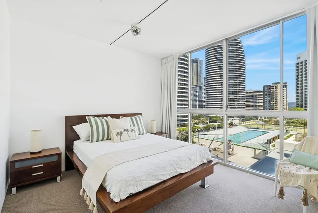 3 Bedrooms, Villa, King Bed, Queen and Twin Beds, Ocean View, ULTIQA Air on Broadbeach 2/9