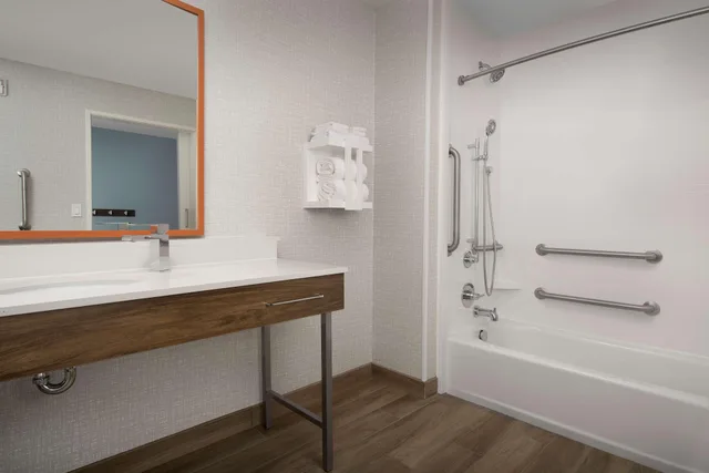 جناح بسرير كينج بغرفة نوم واحدة لذوي الإعاقة، Hampton Inn Warroad 3/3