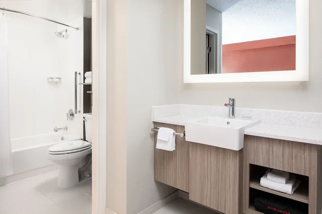 جناح بسريرين كوين مع سرير سحّاب إضافي، SpringHill Suites Dallas Downtown/West End 2/3