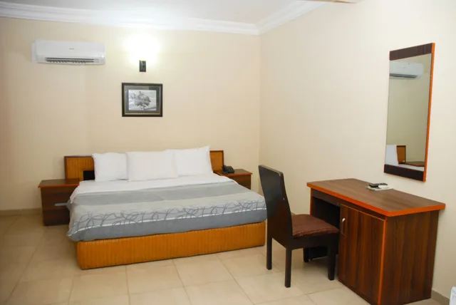 Executive, Suite, Queen Bed, Wing 2, KNIGHTSBRIDGE HOTEL 1/2