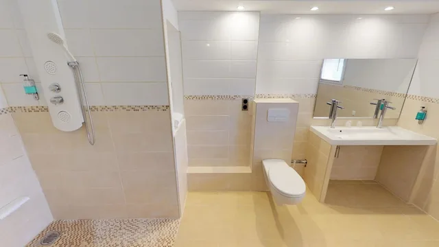 غرفة ثلاثية بسرير كوين وسرير فردي، La Villa Martégale 10/10