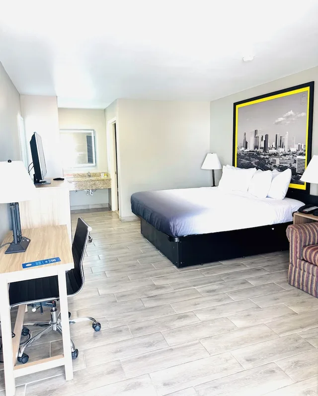 غرفة بسرير كينج، Super 8 by Wyndham Corpus Christi 2/8