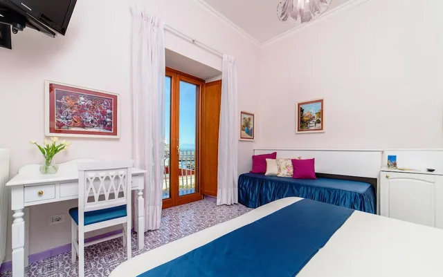 غرفة بسرير مزدوج أو سريرين منفصلين بإطلالة جزئية على البحر، Hotel La Bussola 8/10
