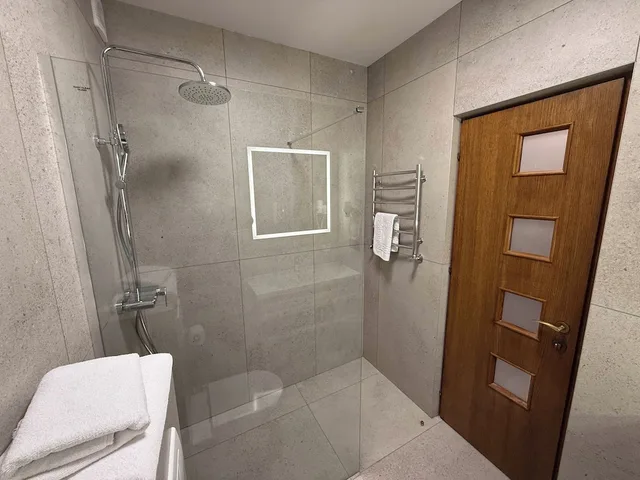 جناح جونيور بسرير كوين مع أريكة، Komilfo Hotel 5/5