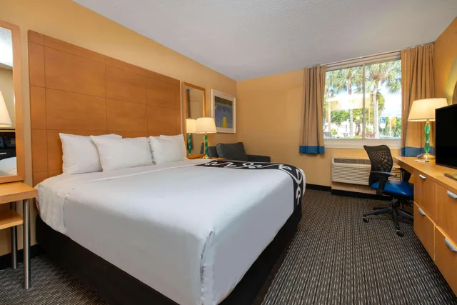جناح بسرير كينج بغرفة نوم واحدة، La Quinta Inn & Suites by Wyndham Deerfield Beach I-95 1/3