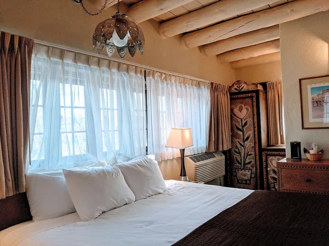 Superior, Queen Bed, Sagebrush Inn Suites 3/8
