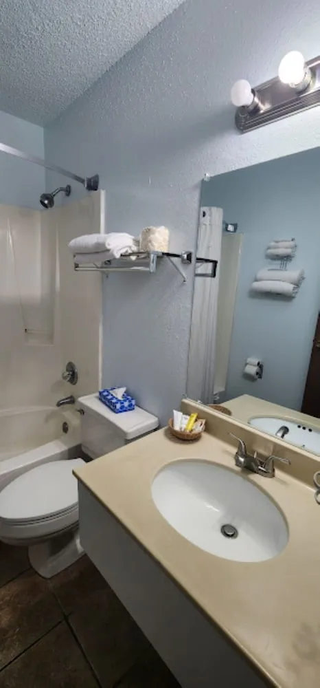 غرفة قياسية بسرير كينج، Affordable Inns 7/8