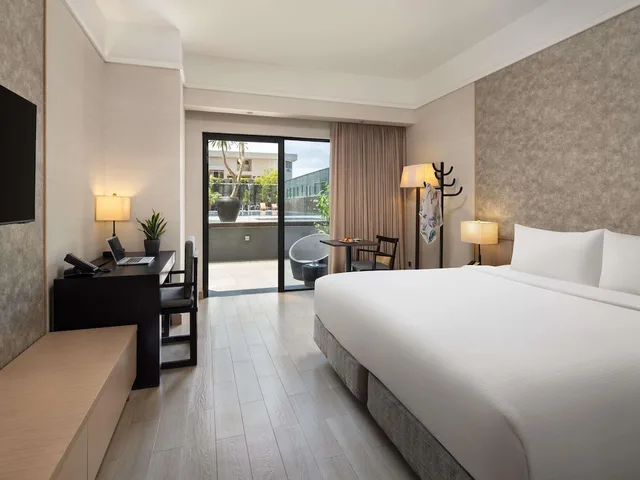 Deluxe, King Bed, Pool Side, Grand Mercure Singapore Roxy 1/6
