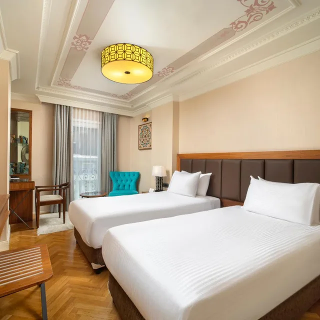 French, Twin Beds, Street View، Golden Age Hotel Taksim 7/10
