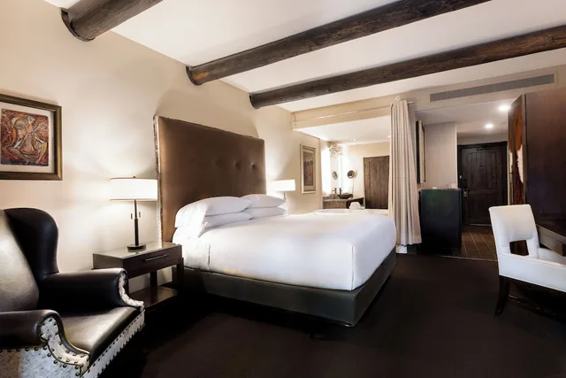 غرفة سوبيريور بسرير كينج بإطلالة على الفناء، El Monte Sagrado Resort 1/7