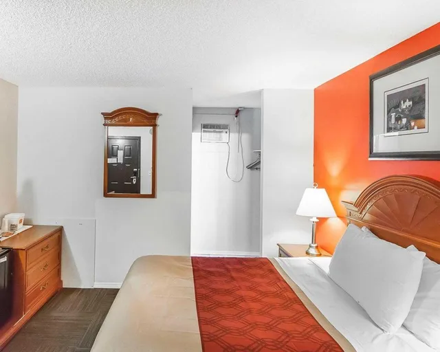 غرفة بسرير كوين مع أريكة، Econo Lodge Inn & Suites Drumheller 3/6